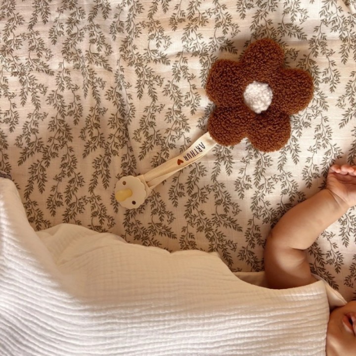 Attache tétine fleur bouclette taupe- Atelier Wagram